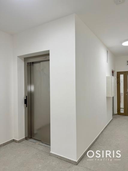 Skolaudované - krásny 3 izb. byt s veľkým balkónom v lukratívnej lokalite