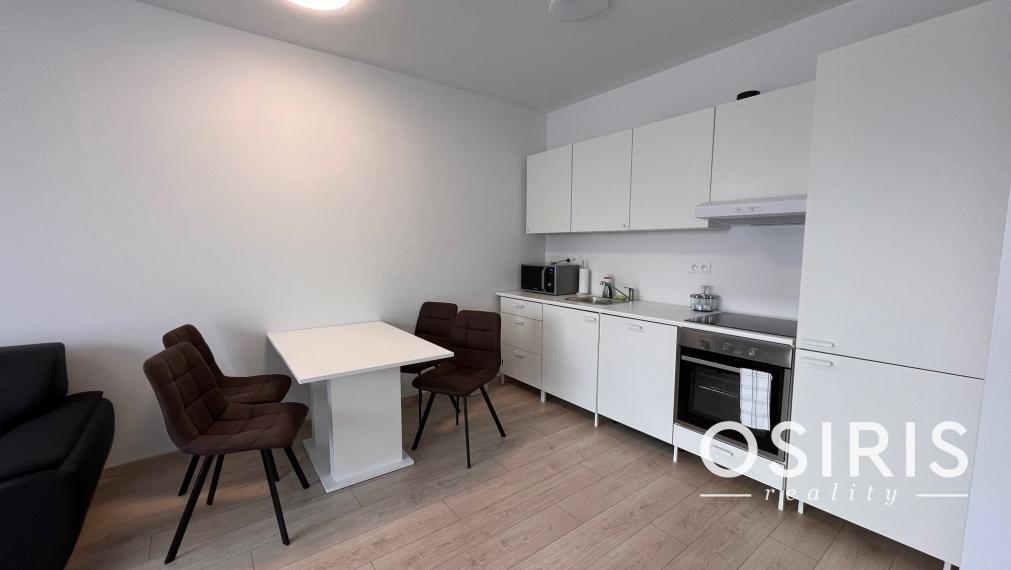 Klimatizovaný, zariadený 2i byt v novostavbe v tichej lokalite Rovinka s vlastným parkovacím miestom