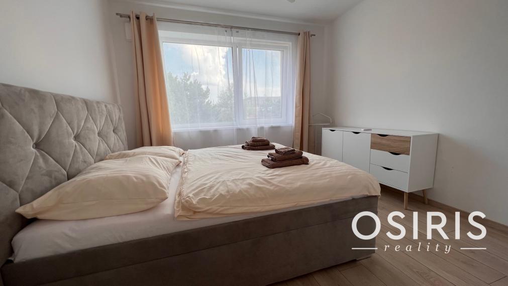 Klimatizovaný, zariadený 2i byt v novostavbe v tichej lokalite Rovinka s vlastným parkovacím miestom