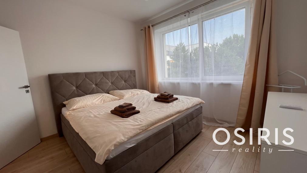 Klimatizovaný, zariadený 2i byt v novostavbe v tichej lokalite Rovinka s vlastným parkovacím miestom