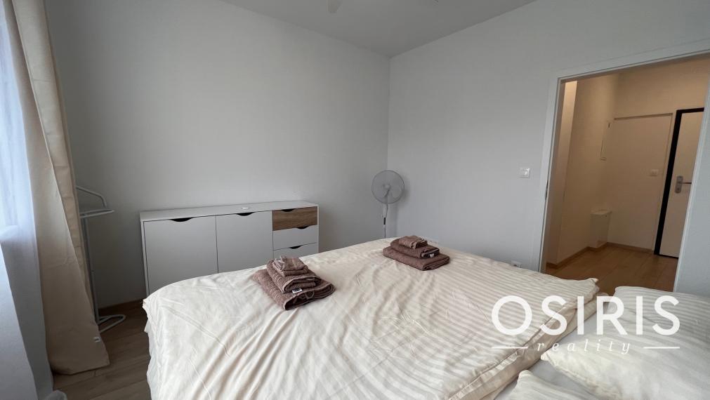 Klimatizovaný, zariadený 2i byt v novostavbe v tichej lokalite Rovinka s vlastným parkovacím miestom