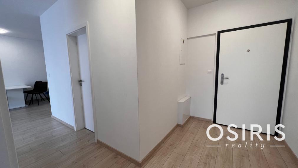 Klimatizovaný, zariadený 2i byt v novostavbe v tichej lokalite Rovinka s vlastným parkovacím miestom