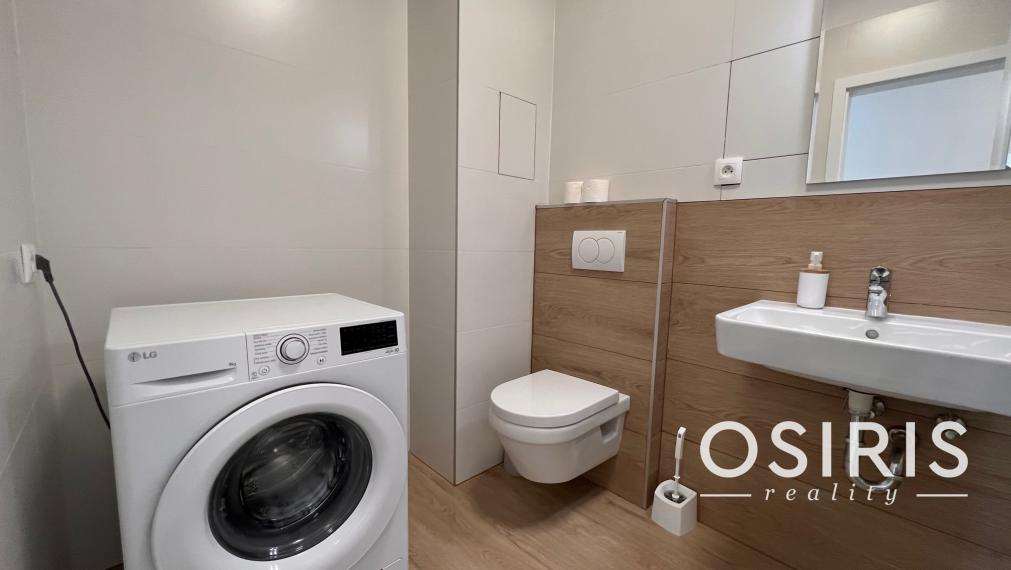 Klimatizovaný, zariadený 2i byt v novostavbe v tichej lokalite Rovinka s vlastným parkovacím miestom