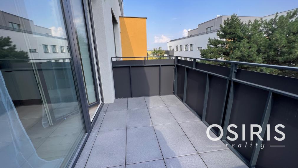 Klimatizovaný, zariadený 2i byt v novostavbe v tichej lokalite Rovinka s vlastným parkovacím miestom