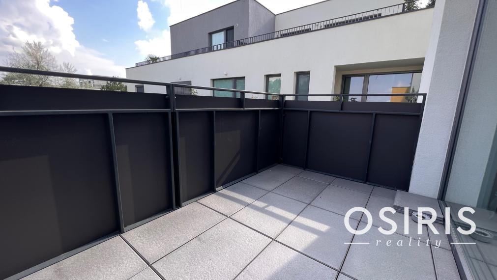 Klimatizovaný, zariadený 2i byt v novostavbe v tichej lokalite Rovinka s vlastným parkovacím miestom