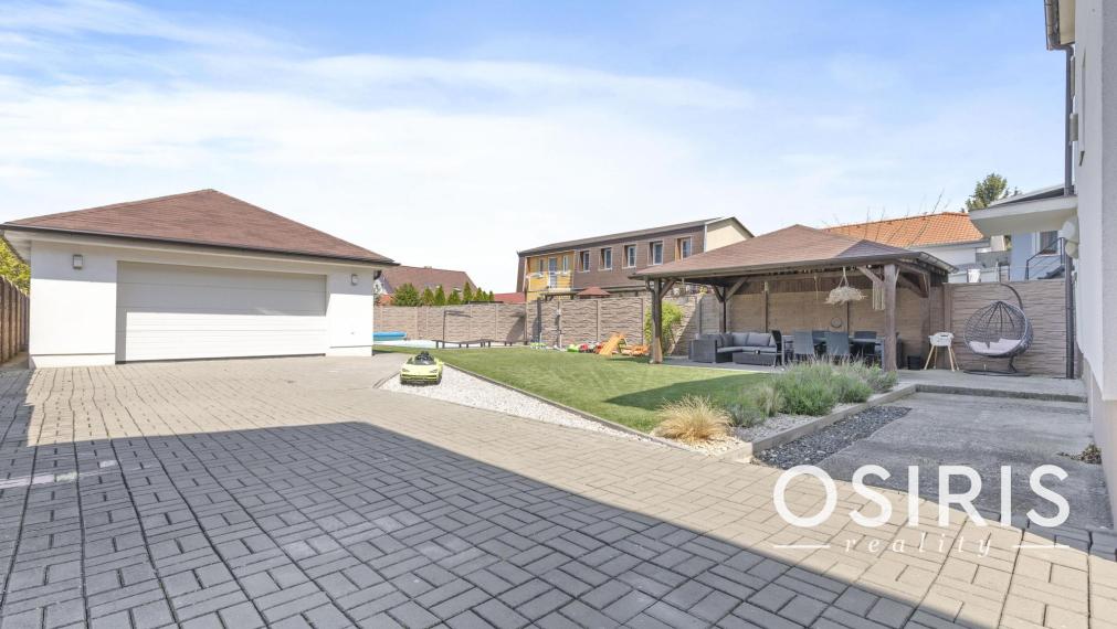 Predaj veľkometrážneho 6 izb. rodinného domu s bazénom v centre Rovinky