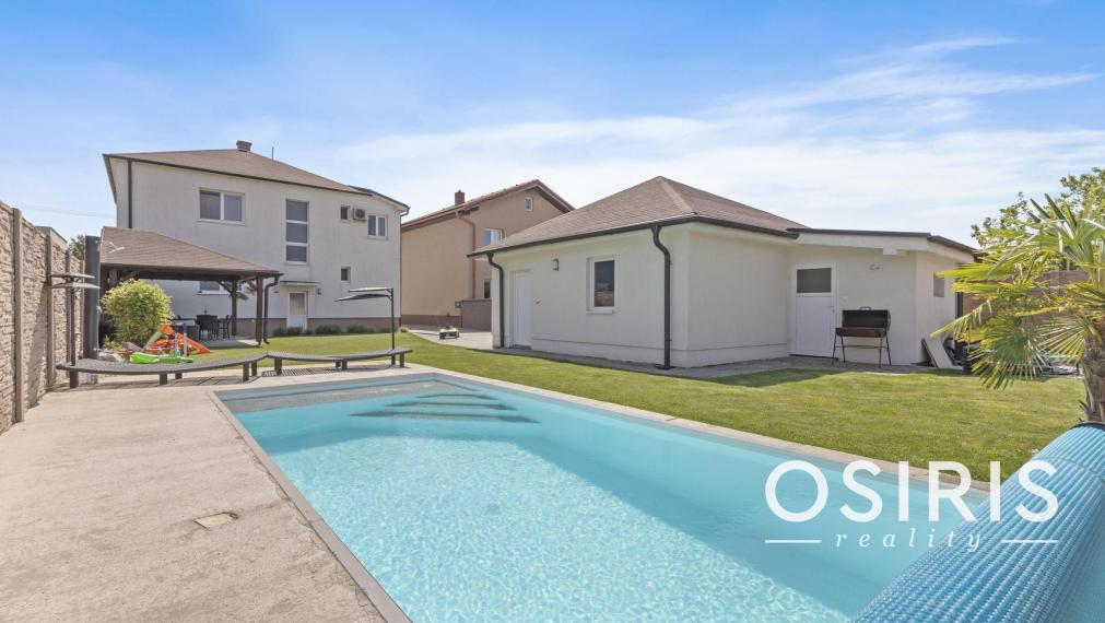 Predaj veľkometrážneho 6 izb. rodinného domu s bazénom v centre Rovinky