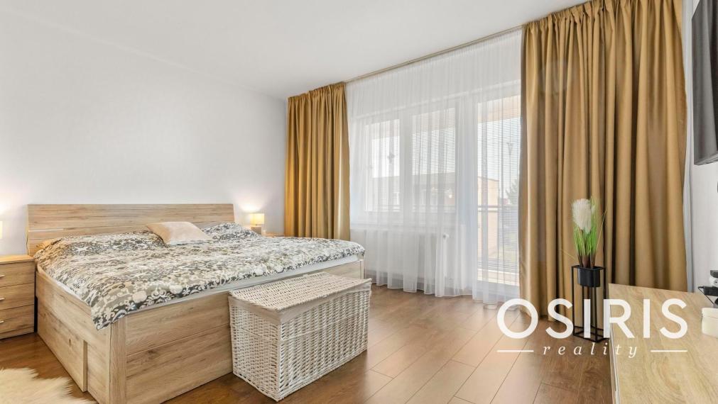 Predaj veľkometrážneho 6 izb. rodinného domu s bazénom v centre Rovinky