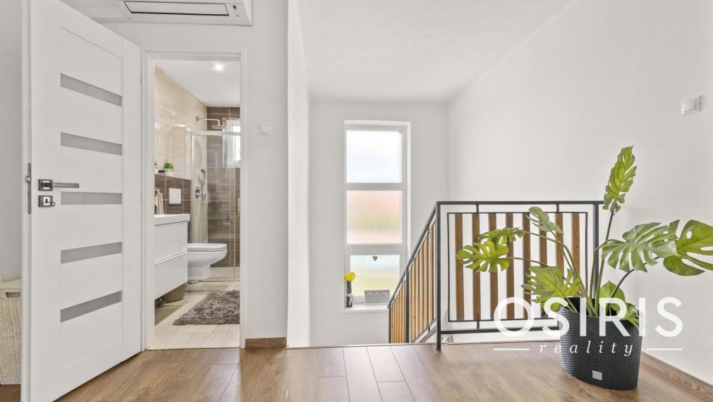 Predaj veľkometrážneho 6 izb. rodinného domu s bazénom v centre Rovinky