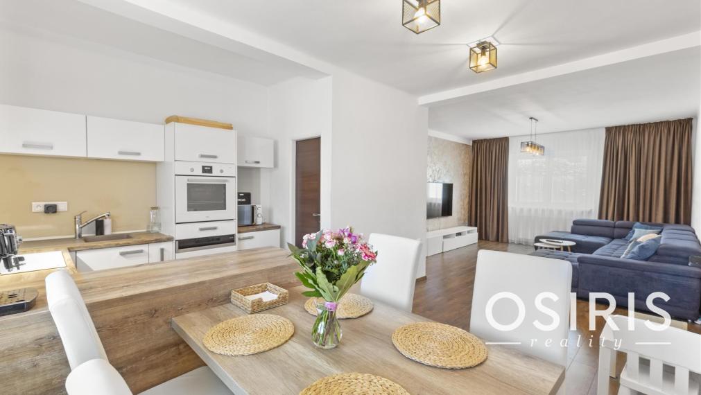 Predaj veľkometrážneho 6 izb. rodinného domu s bazénom v centre Rovinky