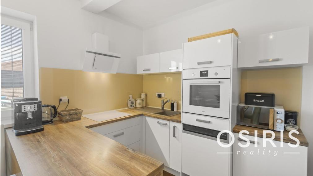 Predaj veľkometrážneho 6 izb. rodinného domu s bazénom v centre Rovinky