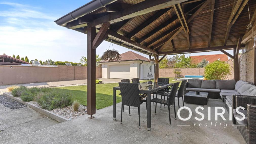 Predaj veľkometrážneho 6 izb. rodinného domu s bazénom v centre Rovinky