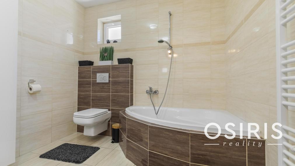 Predaj veľkometrážneho 6 izb. rodinného domu s bazénom v centre Rovinky