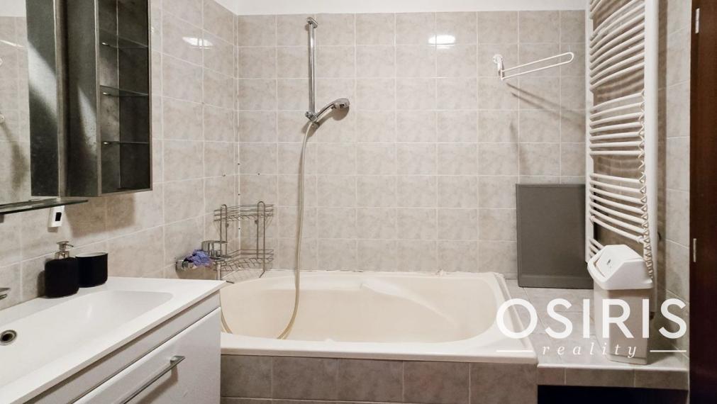 TOP PONUKA-Priestranný 3-izbový byt s balkónom v zelenej časti Dúbravky