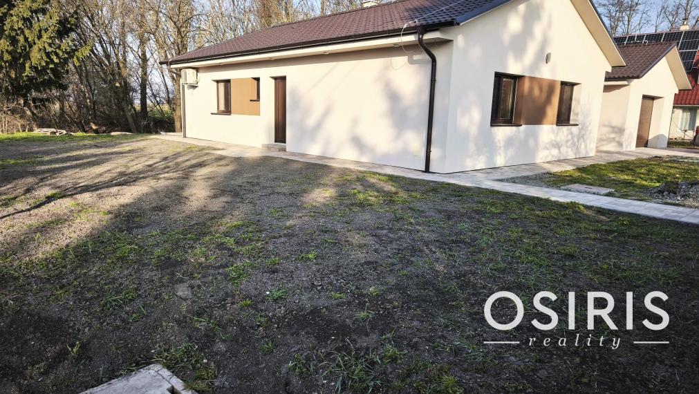 Moderný bungalov v pokojnej lokalite s veľkým pozemkom