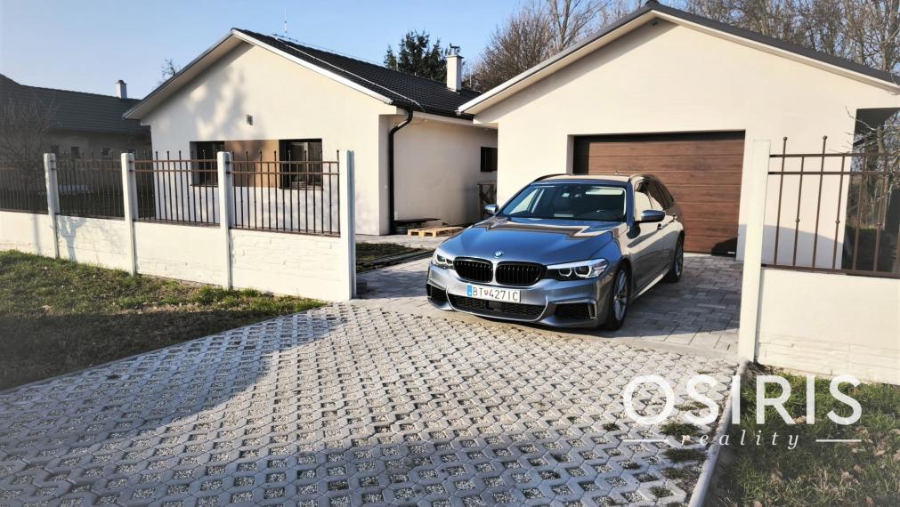 Moderný bungalov v pokojnej lokalite s veľkým pozemkom