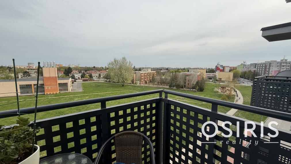 Klimatizovaný moderný 2-izbový byt s balkónom, parkovacie miesto, Galanta