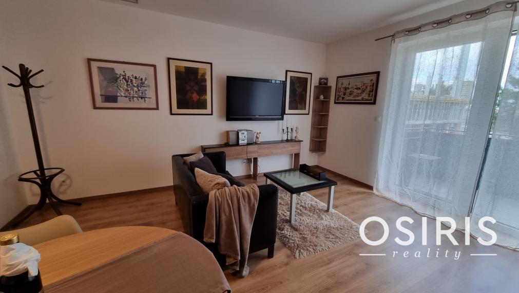 Krásny, kompletne zariadený 1 izb. byt s balkónom a parkovacím  miestom