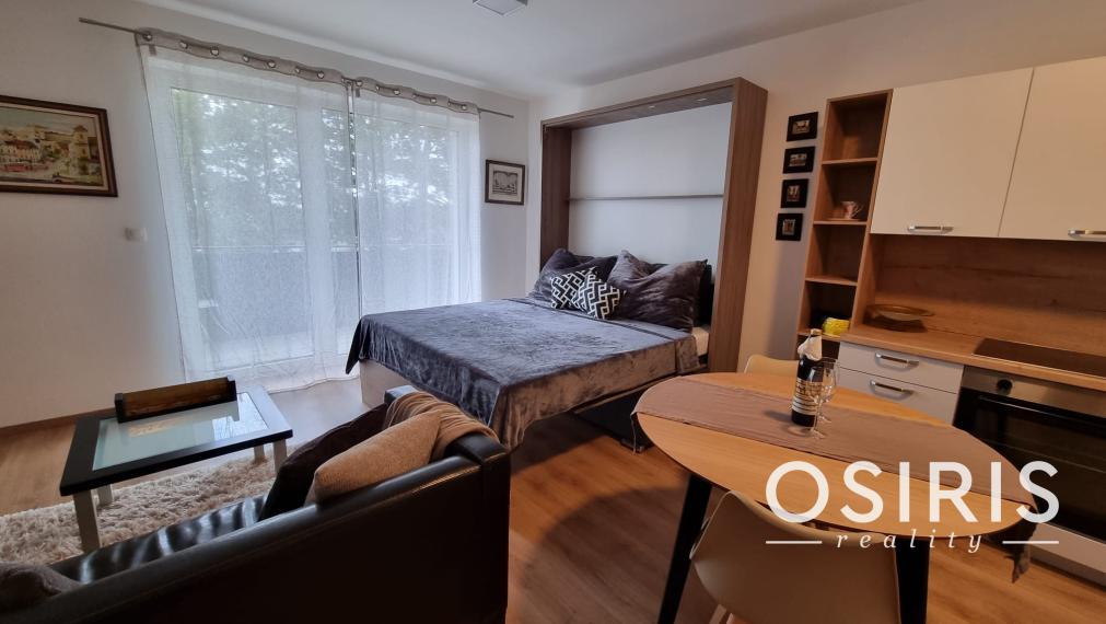 Krásny, kompletne zariadený 1 izb. byt s balkónom a parkovacím  miestom