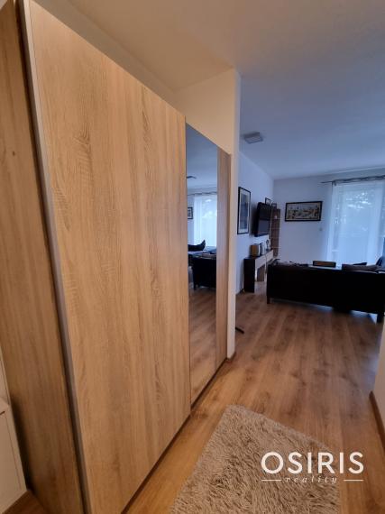 Krásny, kompletne zariadený 1 izb. byt s balkónom a parkovacím  miestom