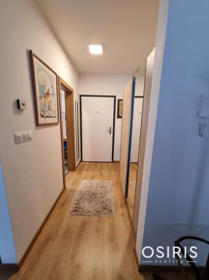 Krásny, kompletne zariadený 1 izb. byt s balkónom a parkovacím  miestom