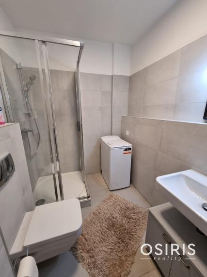 Krásny, kompletne zariadený 1 izb. byt s balkónom a parkovacím  miestom