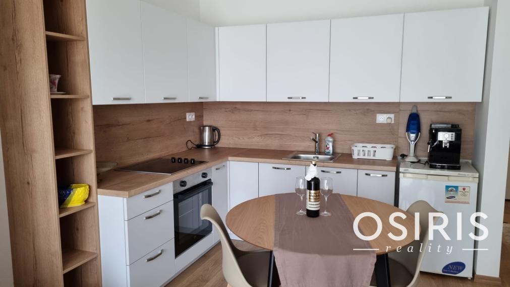 Krásny, kompletne zariadený 1 izb. byt s balkónom a parkovacím  miestom