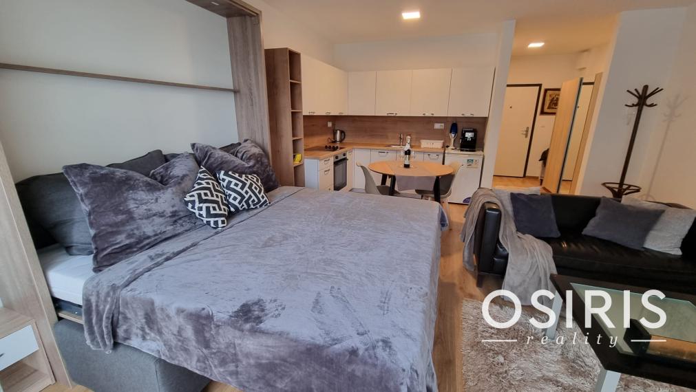 Krásny, kompletne zariadený 1 izb. byt s balkónom a parkovacím  miestom