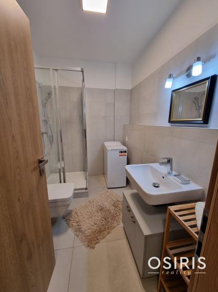 Krásny, kompletne zariadený 1 izb. byt s balkónom a parkovacím  miestom