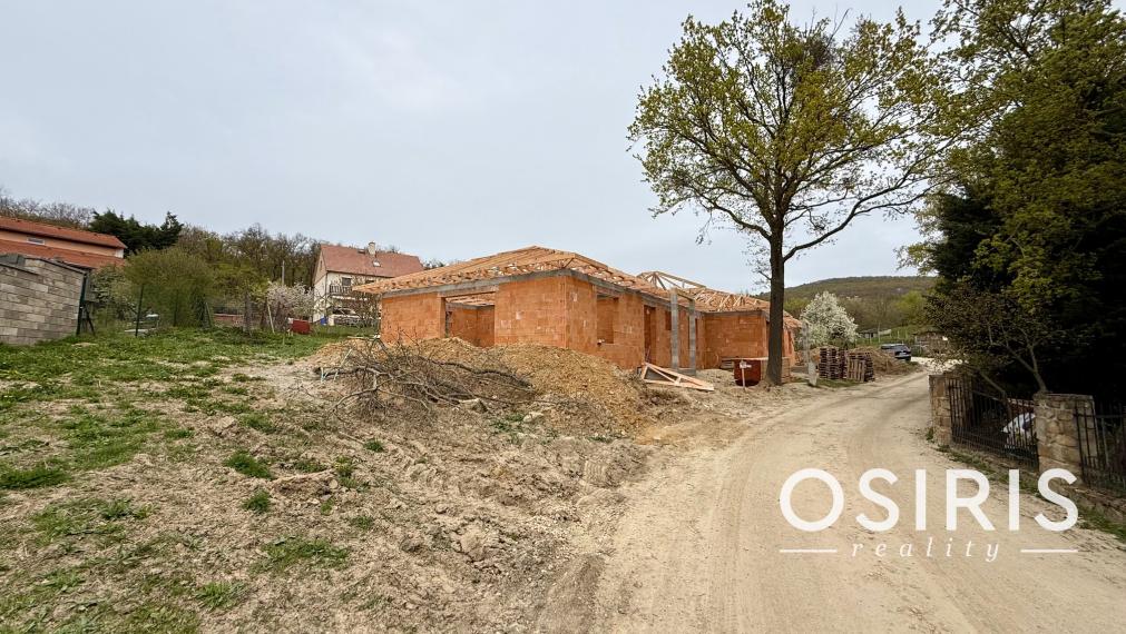 Exkluzívne bývanie pod Zoborom – moderný 4-izbový bungalov