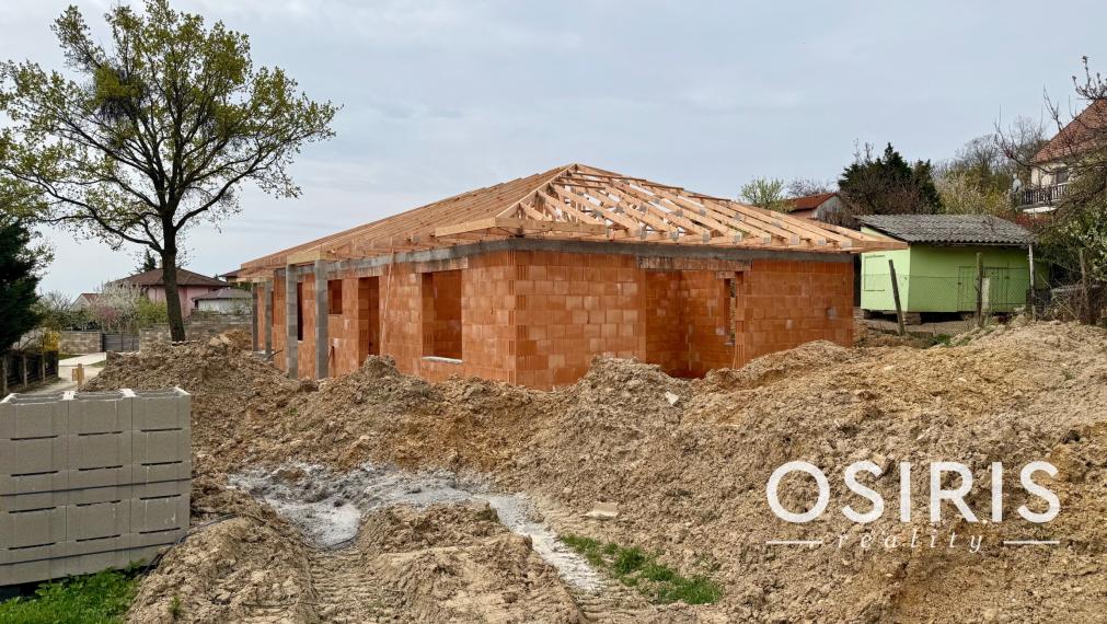 Exkluzívne bývanie pod Zoborom – moderný 4-izbový bungalov