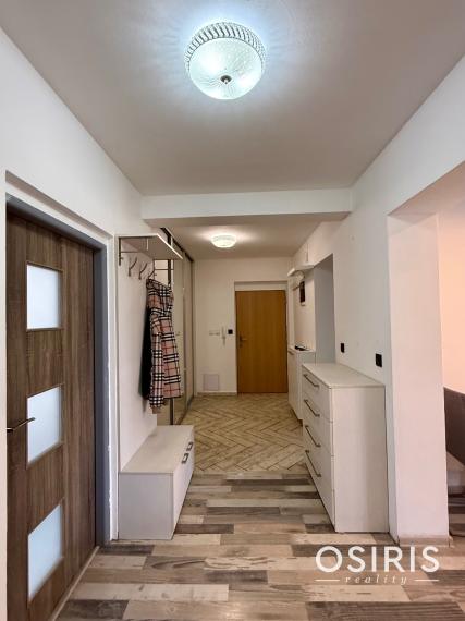 Veľký, kompletne zariadený 3 izbový byt s garážovým miestom