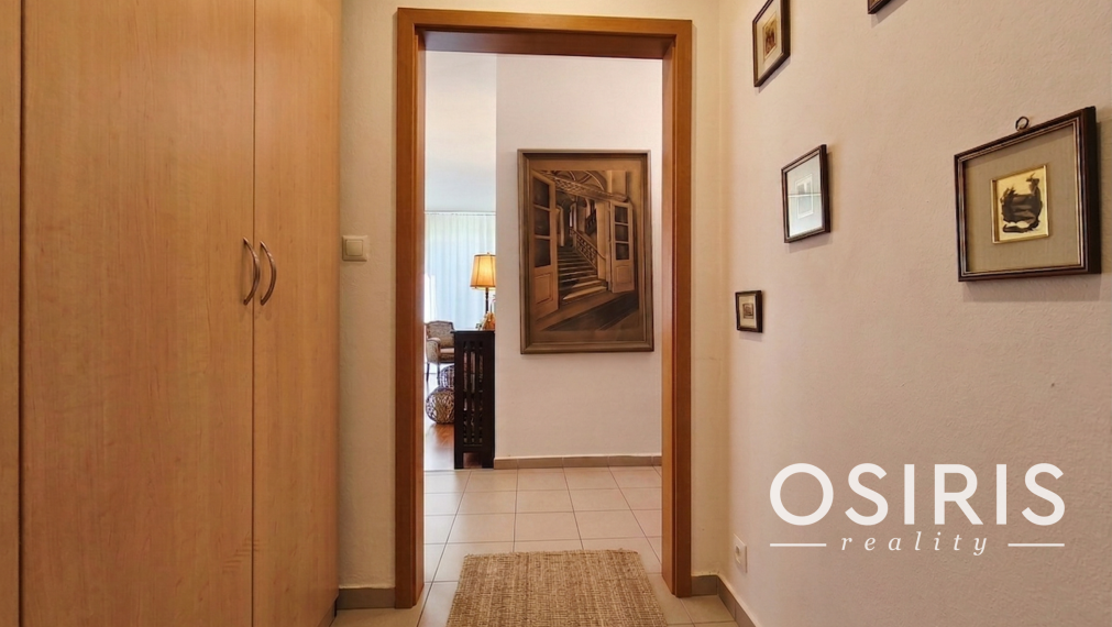 Priestranný 3-izbový byt s garážovým státím, 2x balkón, pivnica