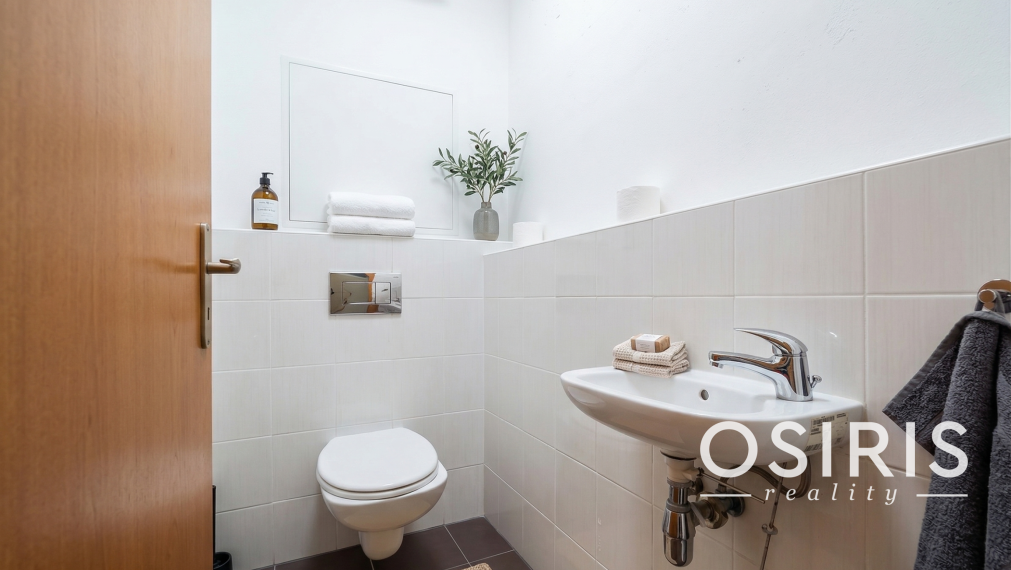 Priestranný 3-izbový byt s garážovým státím, 2x balkón, pivnica