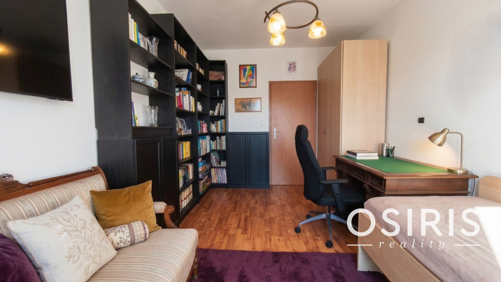 Priestranný 3-izbový byt s garážovým státím, 2x balkón, pivnica