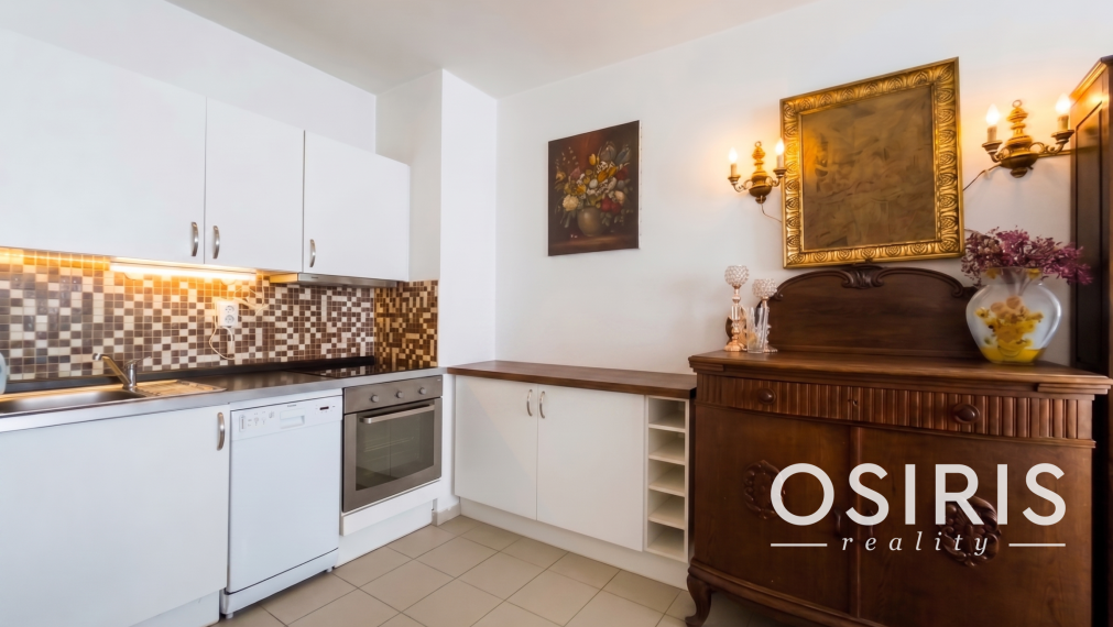 Priestranný 3-izbový byt s garážovým státím, 2x balkón, pivnica