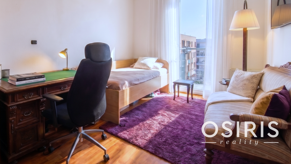 Priestranný 3-izbový byt s garážovým státím, 2x balkón, pivnica