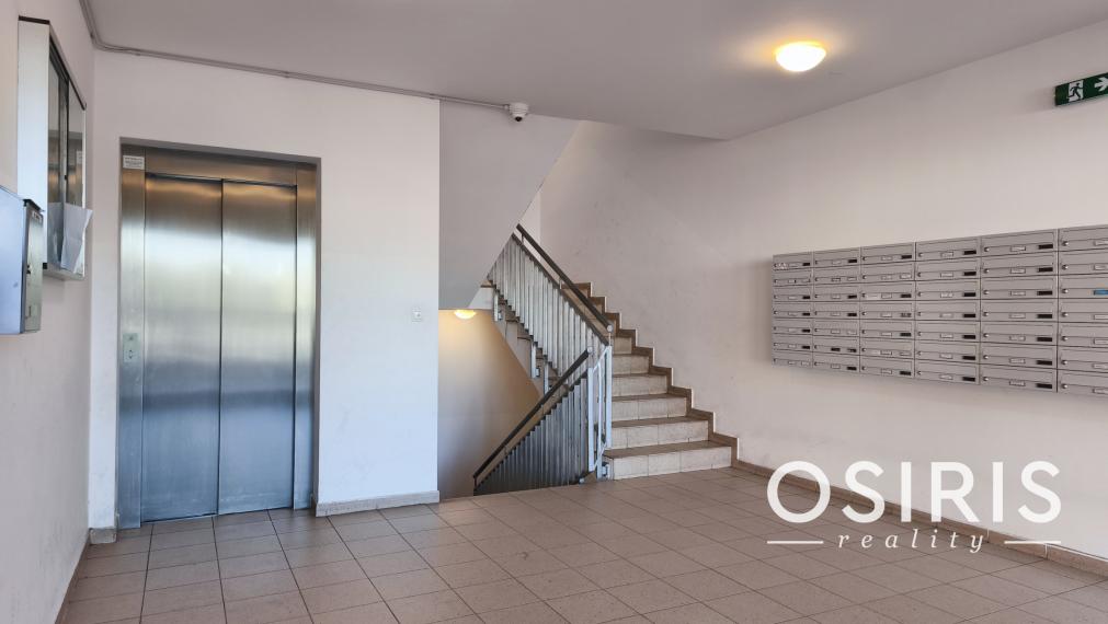 Priestranný 3-izbový byt s garážovým státím, 2x balkón, pivnica