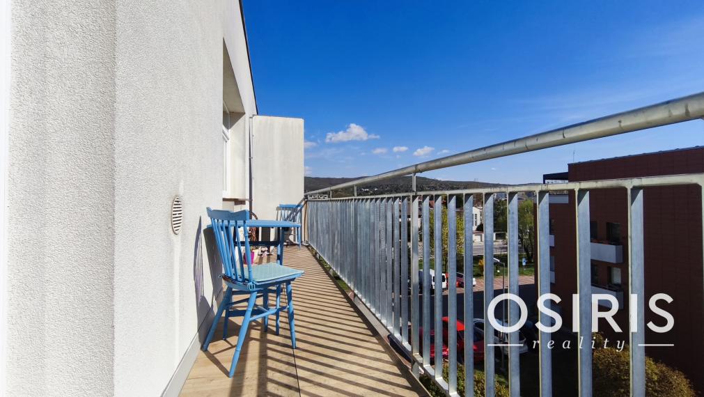 Priestranný 3-izbový byt s garážovým státím, 2x balkón, pivnica