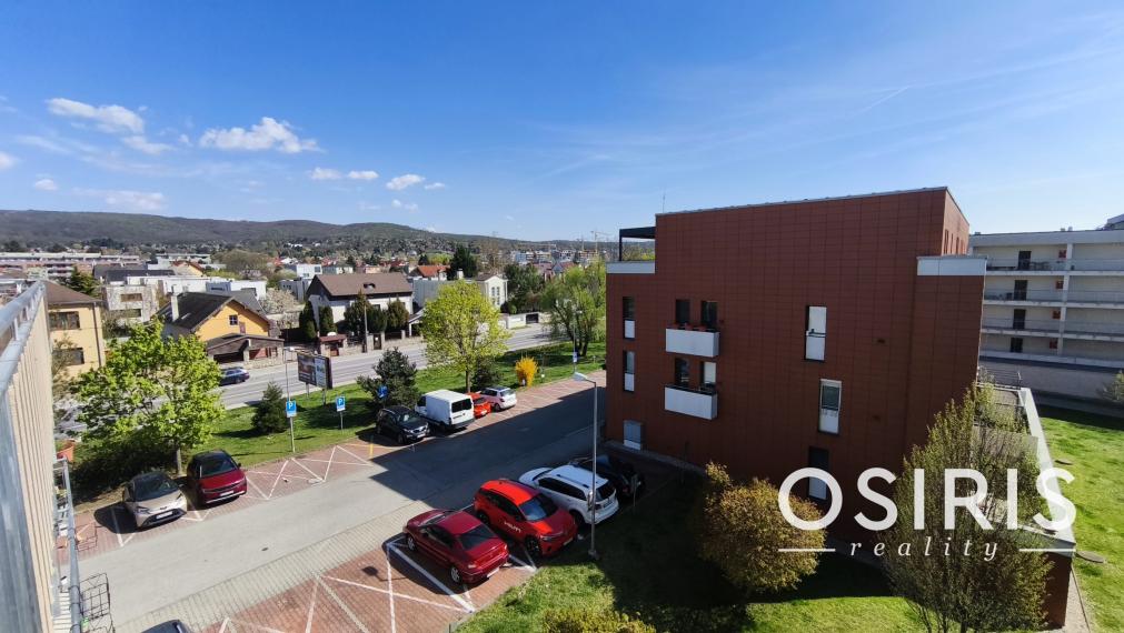 Priestranný 3-izbový byt s garážovým státím, 2x balkón, pivnica