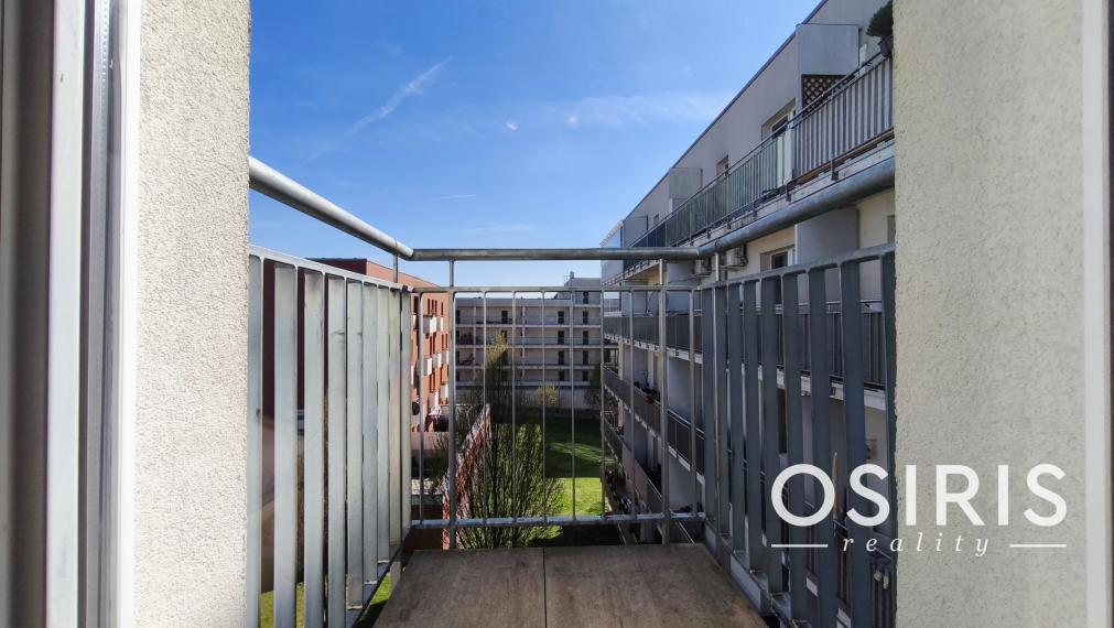 Priestranný 3-izbový byt s garážovým státím, 2x balkón, pivnica