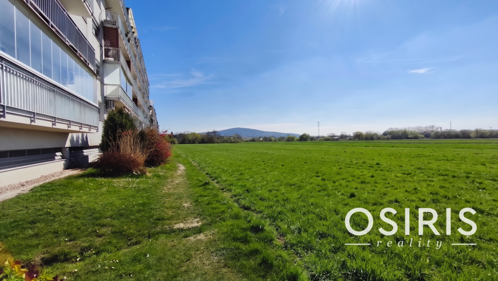 Priestranný 3-izbový byt s garážovým státím, 2x balkón, pivnica