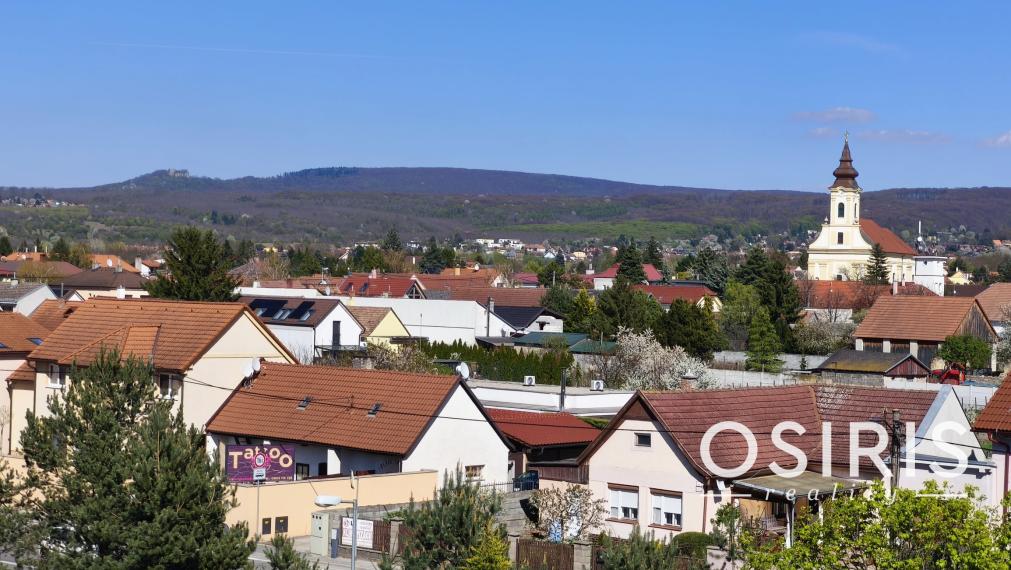 Priestranný 3-izbový byt s garážovým státím, 2x balkón, pivnica