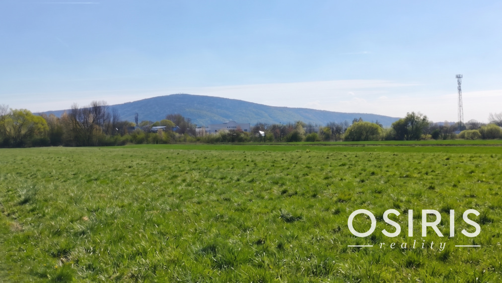 Priestranný 3-izbový byt s garážovým státím, 2x balkón, pivnica