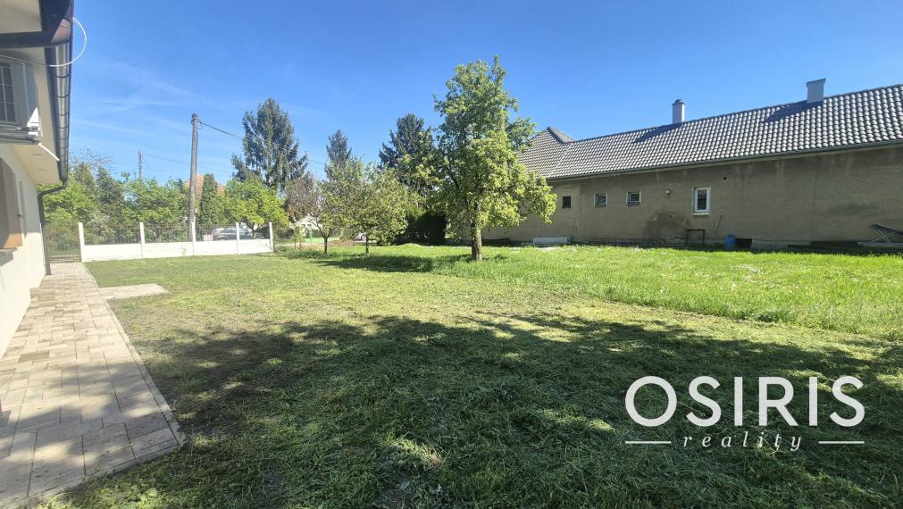 Moderný bungalov v pokojnej lokalite s veľkým pozemkom