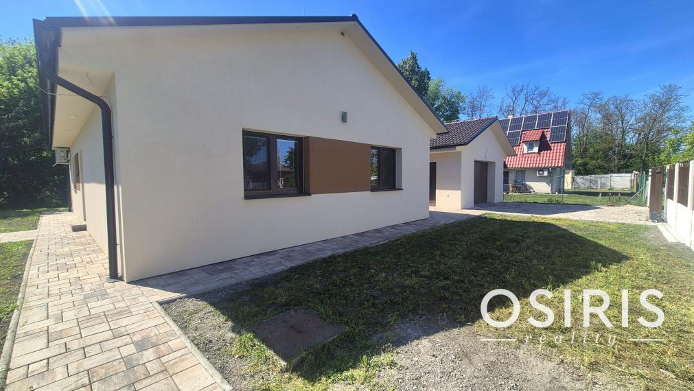 Moderný bungalov v pokojnej lokalite s veľkým pozemkom