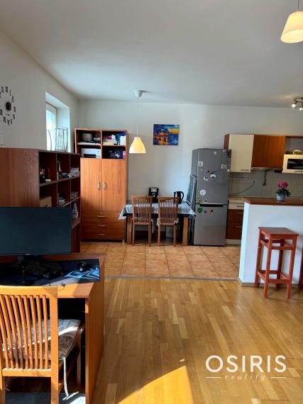 Na prenájom: Svetlý 2-izbový byt s veľkým zastrešeným balkónom v Rovinke – len pár minút od Bratislavy