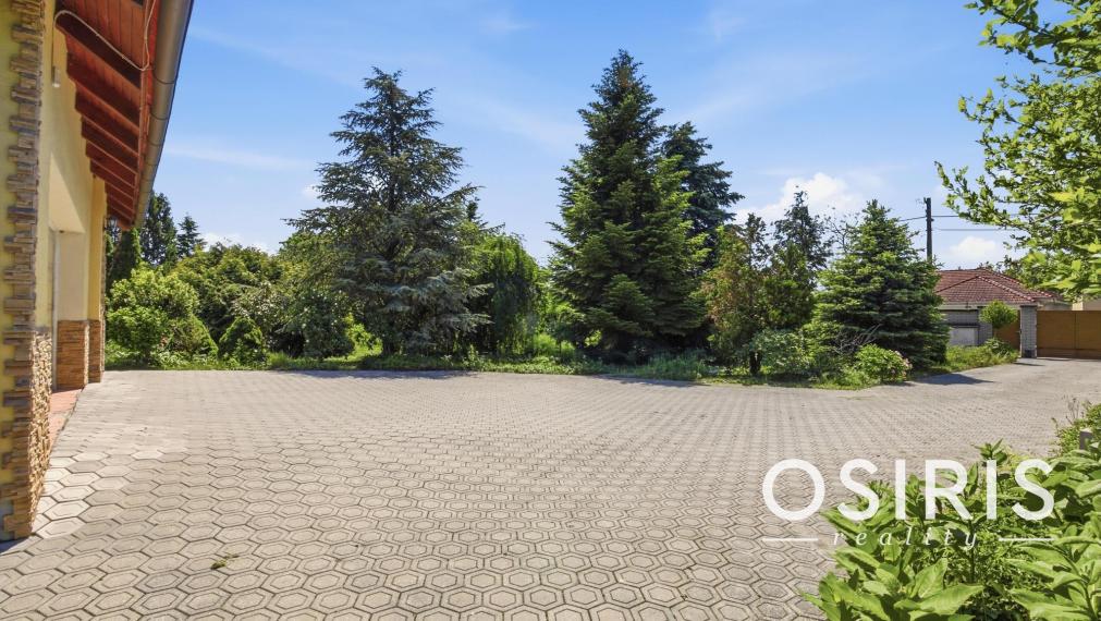 Na predaj exkluzívny 7-izbový trojpodlažný rodinný dom s wellness a bazénom – Blažov / Kútniky