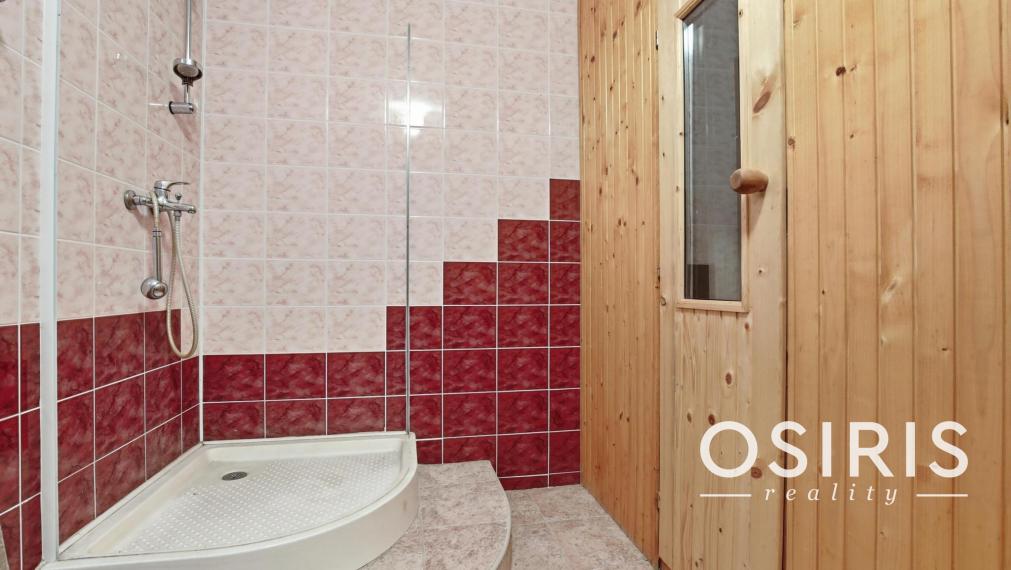 Na predaj exkluzívny 7-izbový trojpodlažný rodinný dom s wellness a bazénom – Blažov / Kútniky