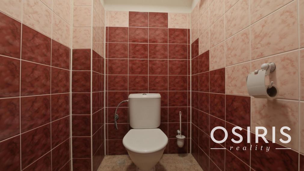 Na predaj exkluzívny 7-izbový trojpodlažný rodinný dom s wellness a bazénom – Blažov / Kútniky